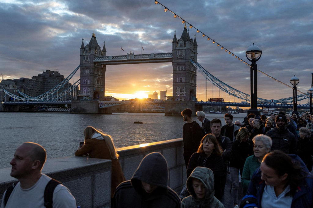 Ľudia čakajú v rade, aby vzdali úctu zosnulej birtskej panovníčke. FOTO: Reuters