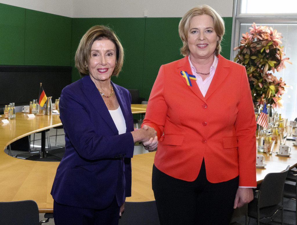 Predsedníčka Snemovne reprezentantov Kongresu USA Nancy Pelosiová (vpravo) a predsedníčka parlamentu Bärbel Basová pózujú počas stretnutia predsedov parlamentov krajín G7. FOTO: TASR/AP