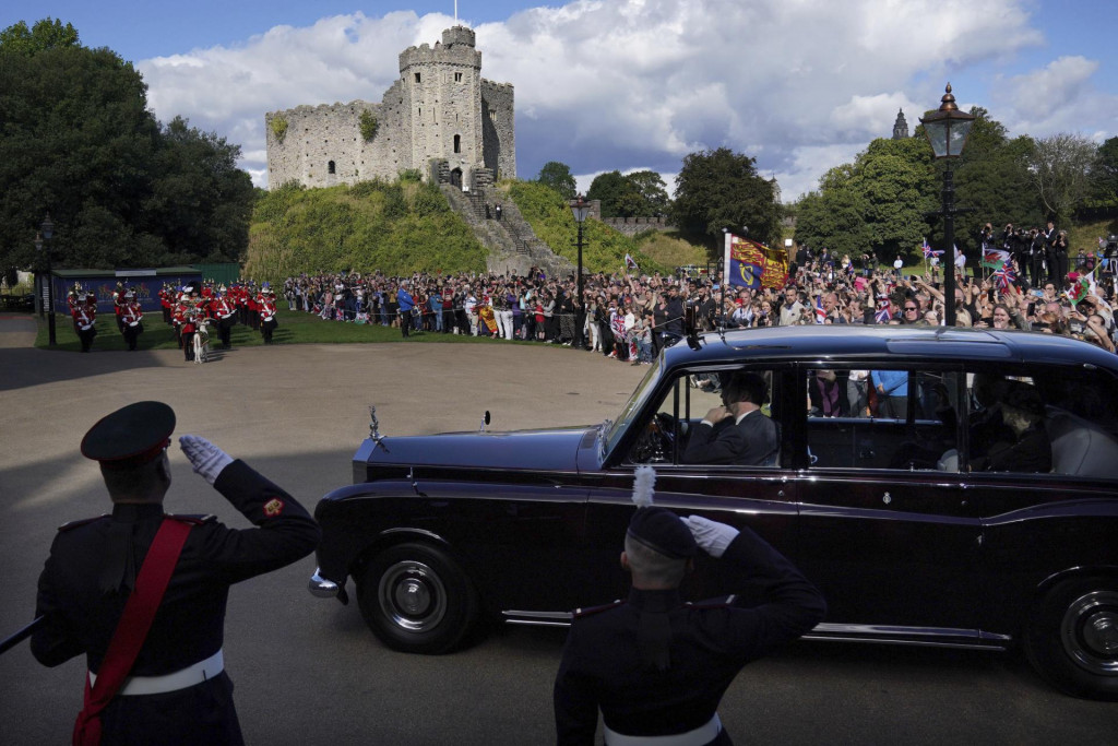 Britský kráľ Karol III. s Camillou, kráľovnou manželkou prichádzajú autom na zámok v Cardiffe vo Walese. FOTO: TASR/AP