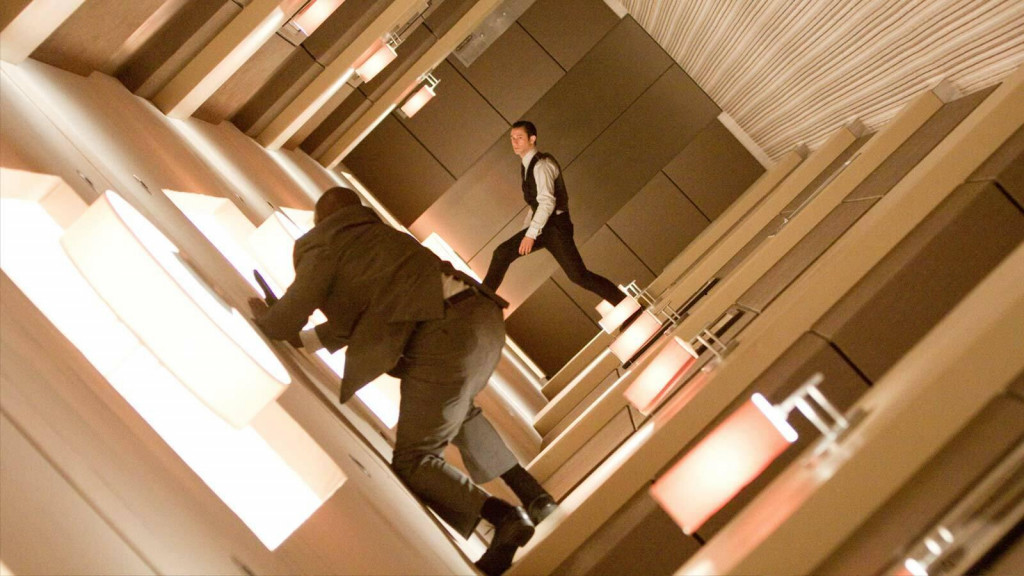 Scéna z filmu Inception, kde sú v snoch popierané zákony gravitácie.