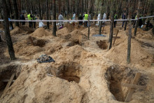 Masové hroby v Iziume. FOTO: REUTERS