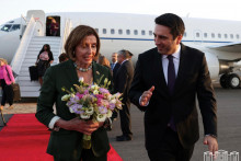 Predsedníčku Snemovne reprezentantov USA Nancy Pelosiovú víta predseda Národného zhromaždenia Arménska Alen Simonyan po príchode do Jerevanu v Arménsku. FOTO: REUTERS