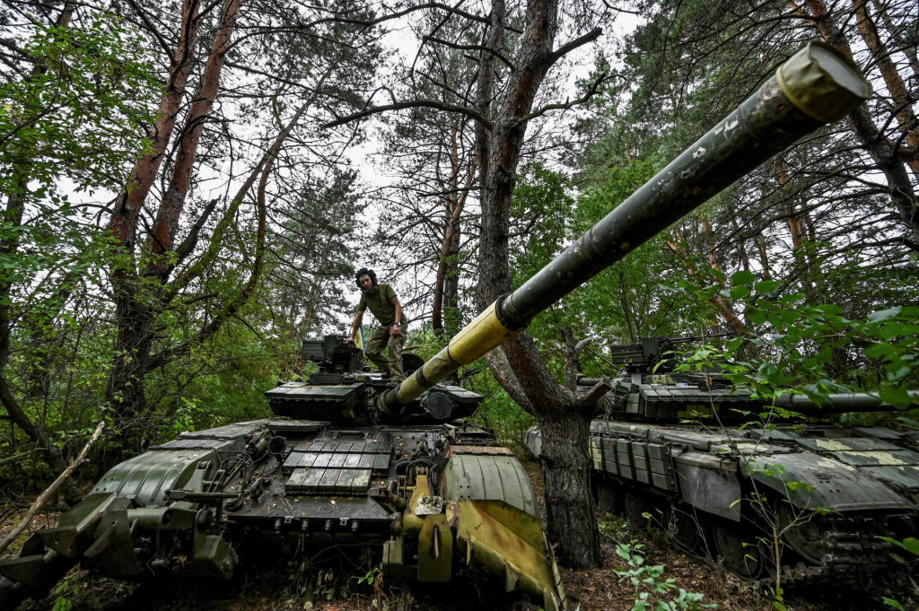 Ukrajinsk&yacute; vojak v tanku v Doneckej oblasti na Ukrajine. FOTO: REUTERS