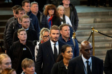 David Beckham prišiel vzdať úctu zosnulej panovníčke po 13-hodinovom čakaní v rade.