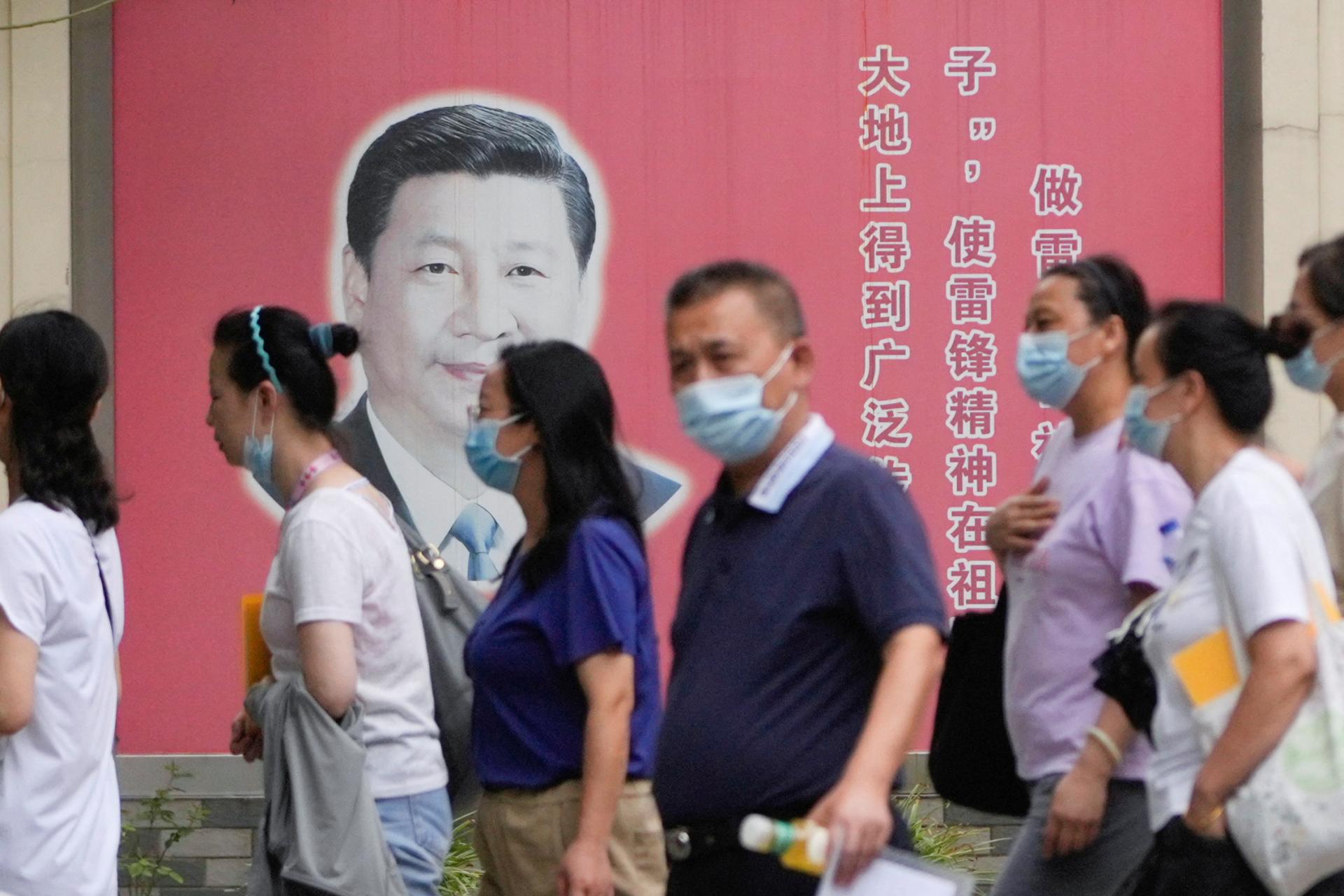 Hlavný epidemiológ vyzval Číňanov, aby sa nedotýkali cudzincov
