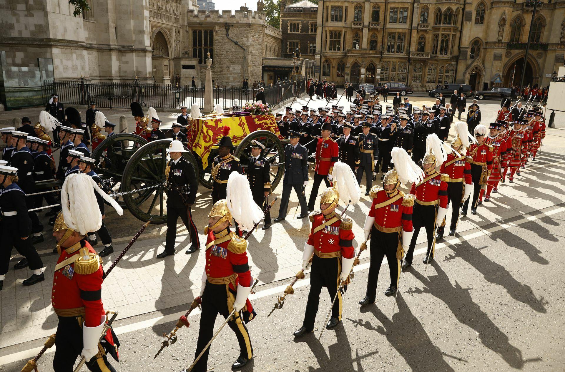 Priamy prenos: Rakva kráľovnej Alžbety II. opúšťa Londýn. Pohrebné vozidlo mieri na hrad Windsor