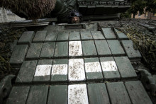 Ukrajinský vojak sedí v tanku v meste Izium. FOTO: TASR/AP

