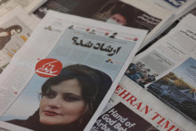 Mahsa Amini na titulkách novín iránskych médií.