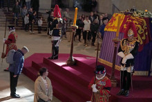 Rakva s telom zosnulej Alžbet II. FOTO: REUTERS