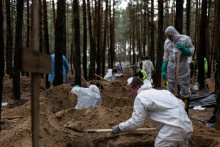 Exhumácie tiel z lesného cintorína v ukrajinskom meste Izium, ktoré nedávno oslobodili ukrajinské sily spod ruskej okupácie. FOTO: Reuters