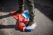 Muž stojaci na ruskej vlajke. FOTO: Reuters
