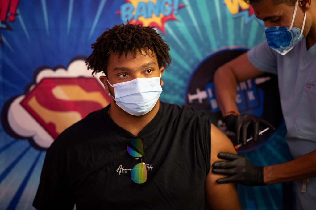 Muž očkovaný proti covidu-19. FOTO: REUTERS
