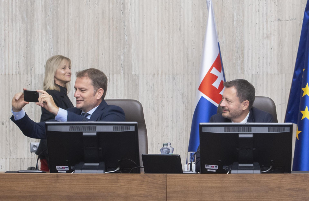 Premiér Heger (vpravo) by ako zastupujúci minister školstva vedel jednoduchšie získať financovanie pre svoj rezort. FOTO: TASR/ Martin Baumann