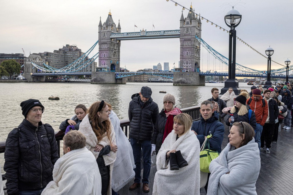 Ľudia v Londýne čakajú v rade, aby vzdali úctu zosnulej panovníčke Alžbete II. FOTO: Reuters