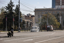 Ostreľovaná ulica v Donecku, v oblasti kontrolovanej ruskými separatistickými silami na východe Ukrajiny. FOTO TASR/AP