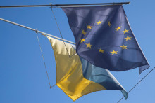 Vlajky EÚ a Ukrajiny. FOTO: REUTERS
