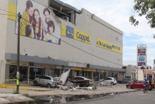Vozidlá poškodené zrútením fasády obchodného domu počas zemetrasenia v Mexiku. FOTO: Reuters
