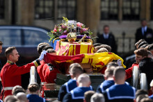Rakvu britskej kráľovnej Alžbety nesú v deň jej štátneho pohrebu v Londýne. FOTO: Reuters