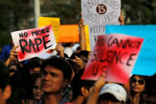 Ľudia na proteste proti znásilneniam v Indii, 2018.
FOTO: REUTERS