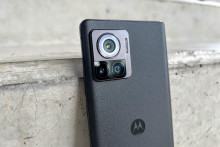 Motorola Edge 30 Ultra využíva vo svojom vnútri takmer čistý Android, čo sa už tradične vyplatilo z hľadiska svižnosti a rýchlosti systému. Hlavnou hviezdou je však až 200 MP hlavný fotoaparát. FOTO: Alžbeta Harry Gavendová/HN
