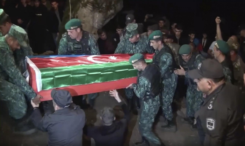 Azerbajdžanskí vojaci nesú truhlu s telom vojaka, ktorí zahynul v boji na hraniciach Azerbajdžanu a Arménska v pohraničnom okrese Lerik. FOTO: TASR/AP