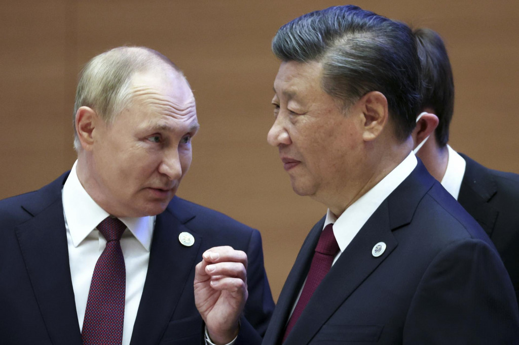 Ruský prezident Vladimir Putin a čínsky prezident Si Ťin-pching diskutujú na regionálnom summite - Šanghajskej organizácie pre spoluprácu v uzbeckom meste Samarkand. FOTO: TASR/AP