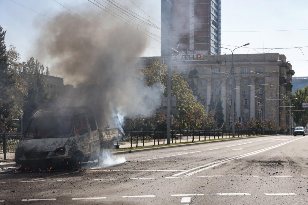 Horiace vozidlo zničené počas ostreľovania na ulici v Donecku. FOTO: TASR/AP