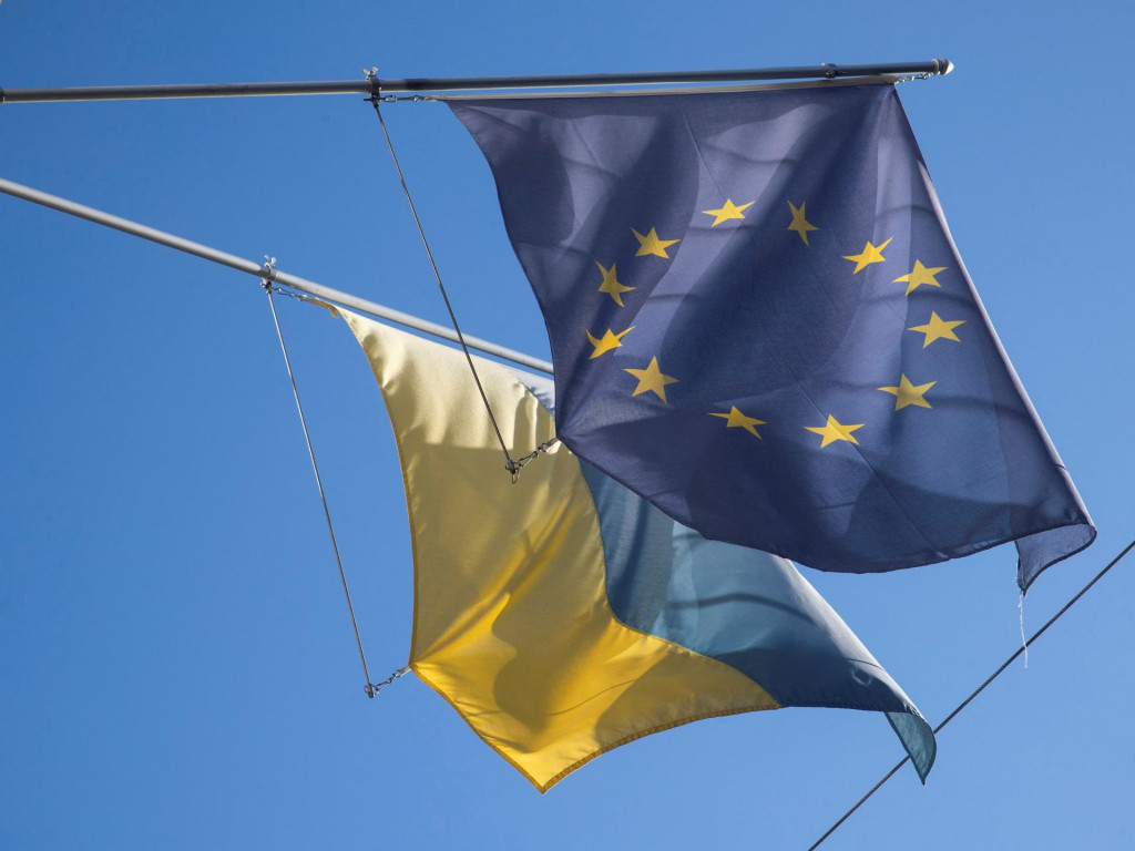 Vlajky EÚ a Ukrajiny. FOTO: REUTERS