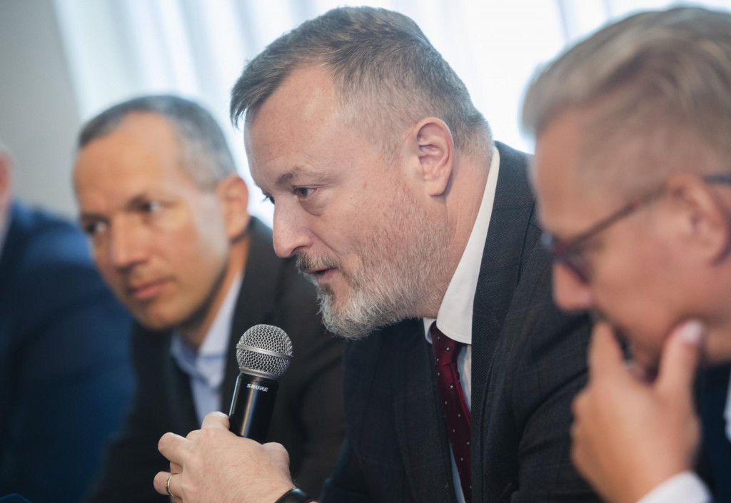 Zľava gener&aacute;lny riaditeľ Finax Juraj Hrbat&yacute;, minister pr&aacute;ce, Milan Krajniak a odborn&iacute;k na invest&iacute;cie a d&ocirc;chodky J&aacute;n &Scaron;ebo počas tlačovej konferencie na t&eacute;mu eur&oacute;psky d&ocirc;chodok. FOTO: TASR/Martin Baumann