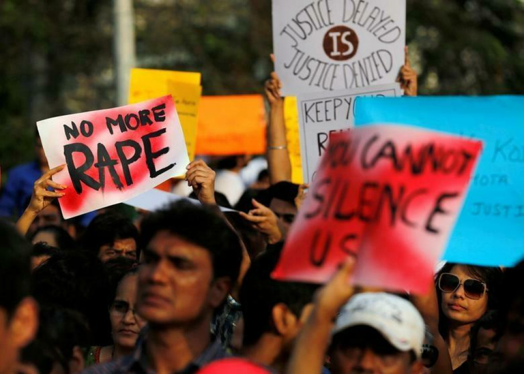 Ľudia na proteste proti znásilneniam v Indii, 2018.
FOTO: REUTERS