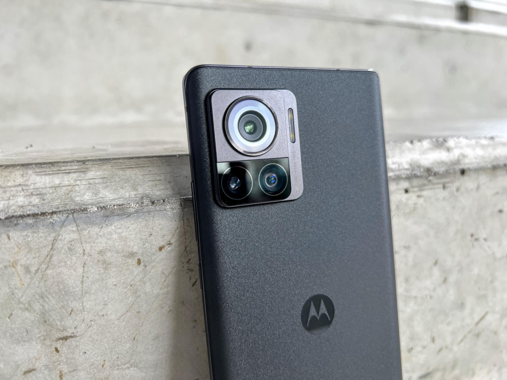 Motorola Edge 30 Ultra využ&iacute;va vo svojom vn&uacute;tri takmer čist&yacute; Android, čo sa už tradične vyplatilo z hľadiska svižnosti a r&yacute;chlosti syst&eacute;mu. Hlavnou hviezdou je v&scaron;ak až 200 MP hlavn&yacute; fotoapar&aacute;t. FOTO: Alžbeta Harry Gavendov&aacute;/HN