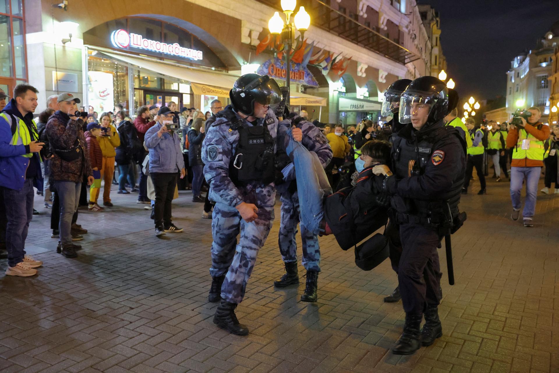 Ruská polícia zadržala na protestoch proti mobilizácii už viac ako tisíc ľudí