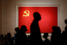 Vlajka Komunistickej strany Číny. FOTO: REUTERS