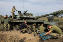 Ukrajinci opravujú ruský tank získaný počas protiofenzívy v Charkovskej oblasti. FOTO: Reuters