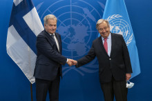 Fínsky prezident Sauli Niinisto (vľavo) a generálny tajomník OSN António Guterres (vpravo). FOTO: TASR/AP