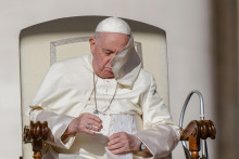 Na snímke pápež František počas pravidelnej generálnej audiencie na Námestí sv. Petra vo Vatikáne. FOTO: TASR/AP