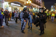 Ruskí strážcovia zákona zadržali osobu počas nepovoleného zhromaždenia v Moskve. FOTO: Reuters