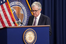 Predseda predstavenstva Federálneho rezervného systému USA Jerome Powell prichádza na tlačovú konferenciu po tom, ako Fed zvýšil úrokovú sadzbu. FOTO: Reuters