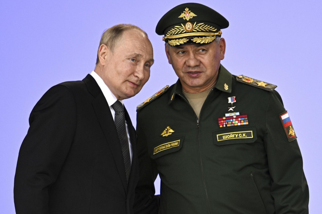 Ruský prezident Vladimir Putin (vľavo) a ruský minister obrany Sergej Šojgu. FOTO: TASR/AP