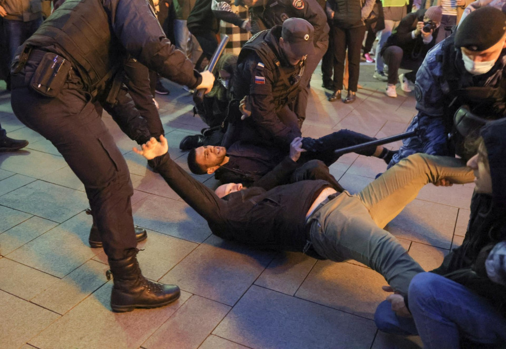 Ruskí policajti zadržali muža počas nepovoleného zhromaždenia po tom, čo opoziční aktivisti vyzvali na pouličné protesty proti mobilizácii záložníkov. FOTO: Reuters
