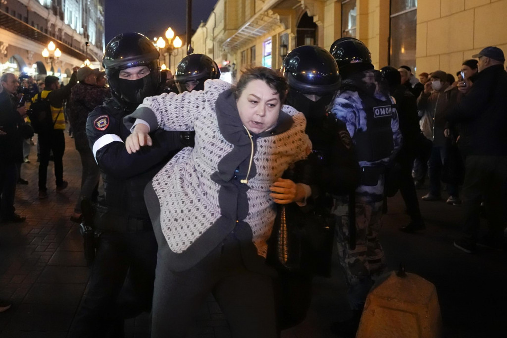 Policajti zatýkajú ženu počas protestu proti mobilizácii, ktorú v stredu vo svojom prejave oznámil prezident Vladimir Putin. FOTO: TASR/AP