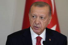 Turecký prezident Recep Tayyip Erdogan je expertom na všetko. Len on je najväčší premiant menovej politiky v Turecku.  FOTO:TASR/AP