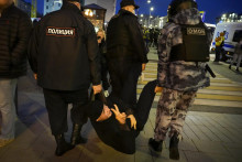 Policajti zatýkajú demonštranta počas protestu proti mobilizácii 21. septembra 2022 v Moskve. FOTO: TASR/AP