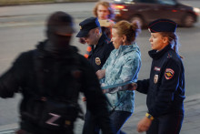 Policajti zatýkajú ženu počas protestu proti mobilizácii v ruskom Jekaterinburgu