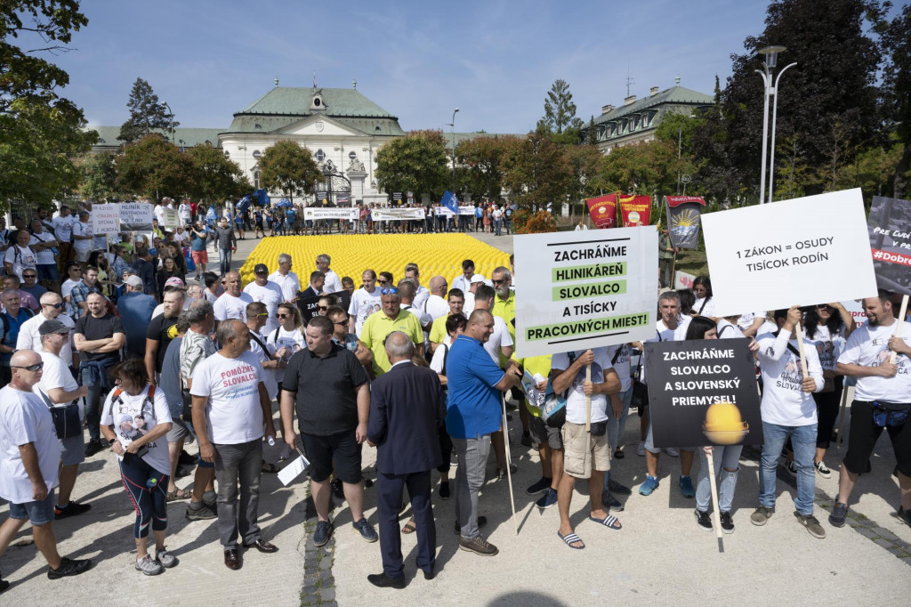 Demonštranti na protestnom zhromaždení iniciatívy Pomôžme Slovalcu. FOTO: TASR/Pavel Neubauer