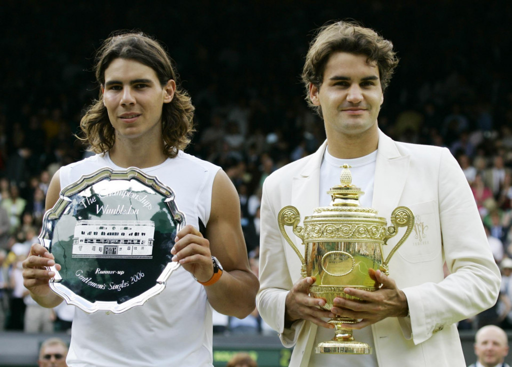 Rafael Nadal a Roger Federer pózujú po finálovom zápase vo Wimbledone v roku 2006, v ktorom zvíťazil švajčiarsky tenista. FOTO: TASR/AP