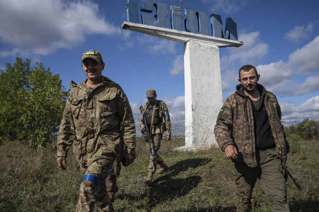 Ukrajinskí vojaci kráčajú na svoje pozície. FOTO: TASR/AP

