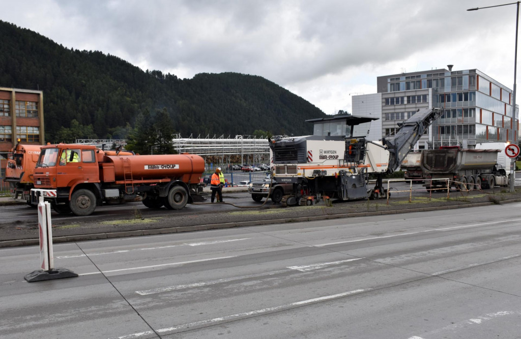 Cestári v utorok začali s opravou vozovky v oblasti exponovanej križovatky pri celulózke Mondi. FOTO: TASR/M. Mlynárová