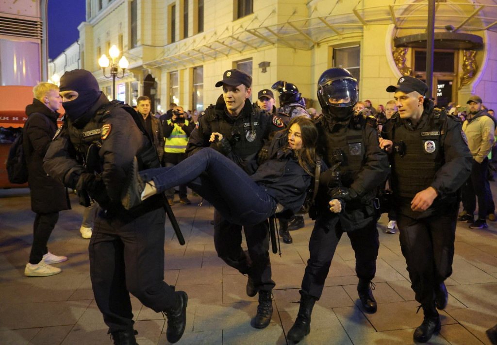 Policajti zatkli po celom Rusku už stovky ľudí, ktorí protestovali proti mobilizácii. FOTO: Reuters