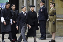 Japonský cisár Naruhito (tretí zľava), japonská cisárovná Masako, bhutánsky kráľ Jigme Khesar Namgyel Wangchuck a kráľovná Jetsun Pema. FOTO: Reuters
